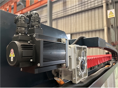 XYZ軸均采用伺服電機(jī)驅(qū)動